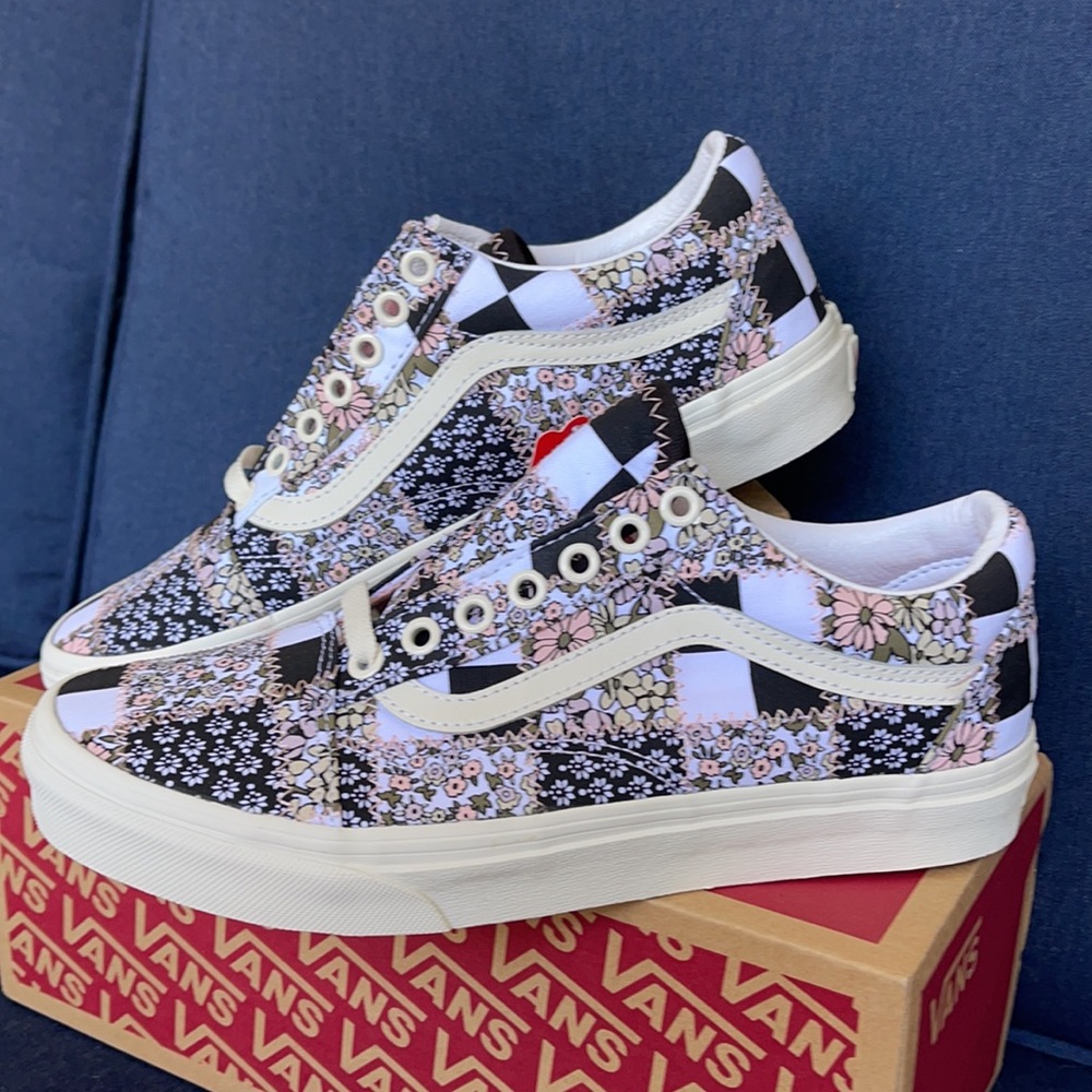 Vans Women’s Old Skool Patchwork Floral Sneakers - Picture 9 of 16
